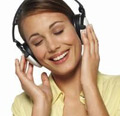 Pronostican crecimiento explosivo en las ventas de reproductores MP3 9804a_headphones_mujer2_p.jpg