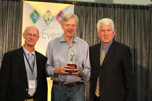 Andy Bechtolsheim,  "Idolo de Ethernet", recibe el galardón de manos de los co-inventores de Ethernet, Dave Boggs y Bob Metcalfe.