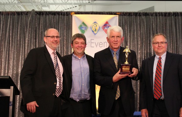 Bob Metcalfe recibe el premio por el mayor aporte hecho a la era de las redes. Le entregan el galardón (de izquiera a derecha)