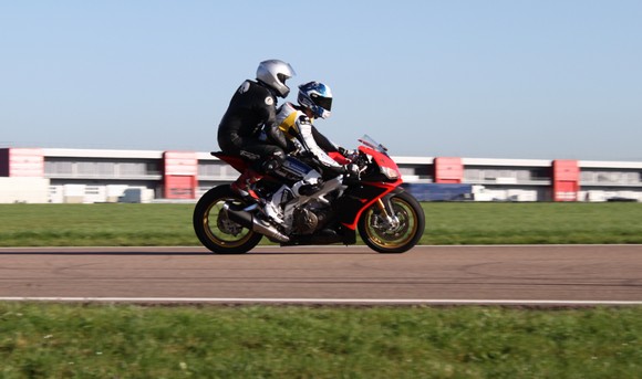 El enviado especial de Diario TI prueba - como pasajero - AXA Drive en una motocicleta (Fotografía: Diario TI)