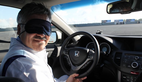 También pudimos probar la app conduciendo con la vista vendada, a 3 km/h y asistidos por un colega (Fotografía: Diario TI)