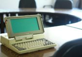 El Toshiba T1100, uno de los inventos más importantes en la evolución de la tecnología Toshiba T1100-red-800px