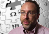 El fundador de Wikipedia elogia a Edward Snowden jimmy-wales-y-logotipo-wikipedia-800px