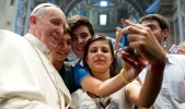 El Papa Francisco preside lista de lo más mencionado en Facebook en 2013 Papa-selfie-800px