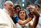 El Papa Francisco preside lista de lo más mencionado en Facebook en 2013 Papa-selfie-800px