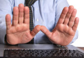 Teclado de Microsoft basado en tecnología Kinect entiende los gestos del usuario shutterstock_117757216_Captblack76
