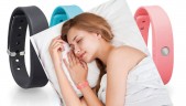 Pulsera-monitor de ejercicio funciona hasta dos semanas continuas sin recargar su batería Pulseras Toshiba Weram en imagen de fondo y mujer durmiendo con pulsera
