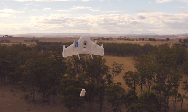 El dron de Google no aterriza, sino se mantiene en el aire mientras el paquete desciende mediante una cuerda (Fotograma: Google)