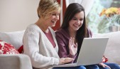 Google considera ofrecer cuentas de Gmail y YouTube a menores de edad Dos mujeres, una adulta y una adolescente, miran sonrientes la pantalla de un laptop.