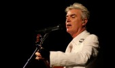 Artista cuestiona el modelo económico de Spotify David Byrne