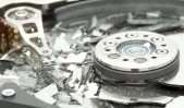 Explican cómo evitar “Wiper”, el malware utilizado en el ataque a Sony Pictures Check Point® Software Technologies Ltd. (NASDAQ: CHKP), líder mundial en soluciones de seguridad para Internet, ha hecho públicas una serie de informaciones y consideraciones en torno al destructivo gusano “Wiper”, utilizado en el reciente “ciberataque” contra Sony Pictures Entertainment, y que supone un nuevo nivel de amenaza para empresas y gobiernos. “Hace 20 años, Stephen Hawking dijo que los virus informáticos deben ser tratados como una forma de vida, ya que entran en el metabolismo de los equipos ‘huéspedes’ infectados y se convierten en parásitos”, explica Mario García, director general de Check Point Iberia. “Los años posteriores han venido a poner de manifiesto la verdad de estas palabras, con un crecimiento exponencial de las infecciones de malware, que, como otras formas de vida, también han evolucionado”. El ataque contra Sony, que inutilizó su red durante casi una semana, ha sido descrito como uno de los más destructivos jamás visto contra una empresa. Los gusanos Wiper sobrescriben las unidades de disco de los PCs dejándolos inoperativos. Cada unidad de disco tiene que ser reemplazada o reconstruida, y es casi imposible recuperar los datos utilizando métodos forenses estándar. Además, este nuevo malware no es detectable por los antivirus convencionales. “Esto es, sin lugar a dudas, particularmente crítico”, aclara Mario García, “ya que no es fácil para las empresas protegerse contra las amenazas que no pueden ‘ver’ las defensas de la empresa”. ¿Qué pueden hacer las empresas para protegerse contra un malware desconocido y destructivo? Según los expertos de Check Point, el primer paso es implementar una serie de buenas prácticas básicas: 1. Asegurarse que el software antivirus está totalmente actualizado con las últimas “firmas”. 2. Confirmar que los “parches” para el sistema operativo y el resto del software están al día. 3. Instalar un firewall bidireccional en el PC de cada usuario. Incluso si el malware es capaz de evitar la detección del antivirus, algunas de sus acciones pueden ser bloqueadas por el firewall del PC, o con las últimas actualizaciones del software, o del sistema operativo. A estas tres medidas básicas de prevención, añade Mario García una más: educar a los usuarios acerca de las nuevas técnicas de “ingeniería social”, con las que ellos mismos son utilizados para perpetrar los ataques. “Es muy fácil, por ejemplo, que algún empleado, aun siendo consciente de la importancia de la seguridad, haga clic en un archivo adjunto en un email provocando una infección”. Nuevas soluciones: la “caja de arena” (Sandboxing) Para defenderse de los nuevos exploits desconocidos, las nuevas técnicas de emulación de amenazas o “Sandboxing” permiten identificar y aislar malware desconocido antes de que pueda entrar en la red. Este método funciona analizando en una zona aislada los archivos de uso común más en la empresa (e-mails, documentos, archivos PDF, hojas de cálculo, etc.) para ver si contienen una carga maliciosa. “Cuando los archivos llegan a alguno de estos sistemas, son inspeccionados para ver si existen comportamientos inusuales”, explica Mario García. “Si su comportamiento se considera sospechoso, el archivo se bloquea y se pone en cuarentena, evitando cualquier posible infección y daños posteriores. Para más información, visite http://www.checkpoint.com/threatcloud-emulation
