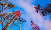 Akamai crea unidad de negocio dirigida a MNOs y fabricantes de dispositivos móviles Grupo de torres de telecomunicaciones de noche