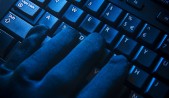 El costo promedio de los cibercrímenes aumentó 96%, llegando a USD 12,7 millones por organización Guante negro sobre teclado cibercrimen