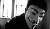 Error humano, puerta abierta a los hackers – que puede ser cerrada al cumplir norma ISO Hombre con máscara de Anonymous