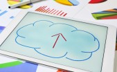 Google y VMware anuncian colaboración en la nube pública empresarial Dibujo de una nube con flecha en su interior, sobre la pantalla de una tableta, ilustrando el concepto de subir contenidos a la nube