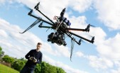 Vulnerabilidad en los drones Técnico operando vehículo aéreo no tripulado - dron