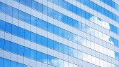 Los servicios empresariales en la nube crecerán 10 veces más rápido que los servicios telecom en América Latina Nubes reflejadas en edificio