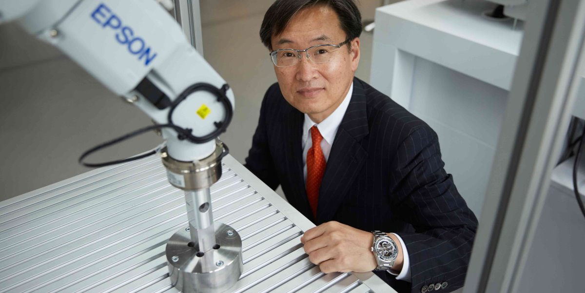 Epson presenta nueva generación de robots para aplicaciones industriales Minoru-Usui-y-Epson-N-series-with-Force-Sensor