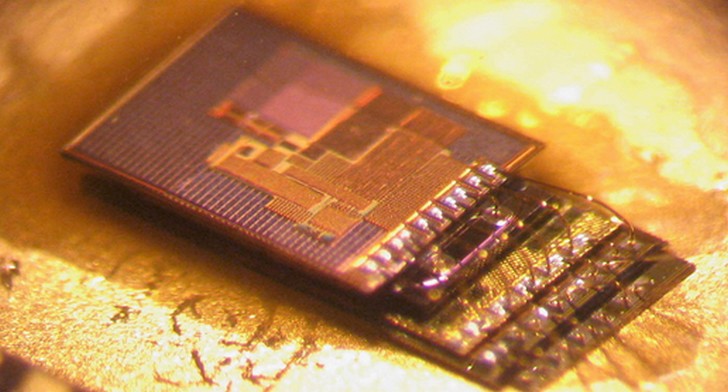 Esta computadora tiene el tamaño de un grano de arena