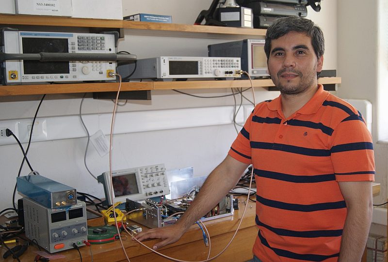 Investigador USM estudia fenómenos que afectan a las señales en el área de telefonía celular