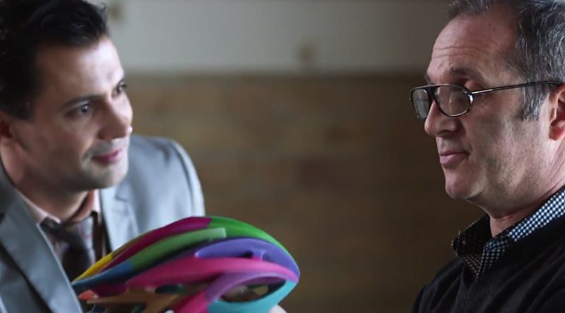 Nueva impresora 3D permite imprimir cascos multicolores para ciclistas