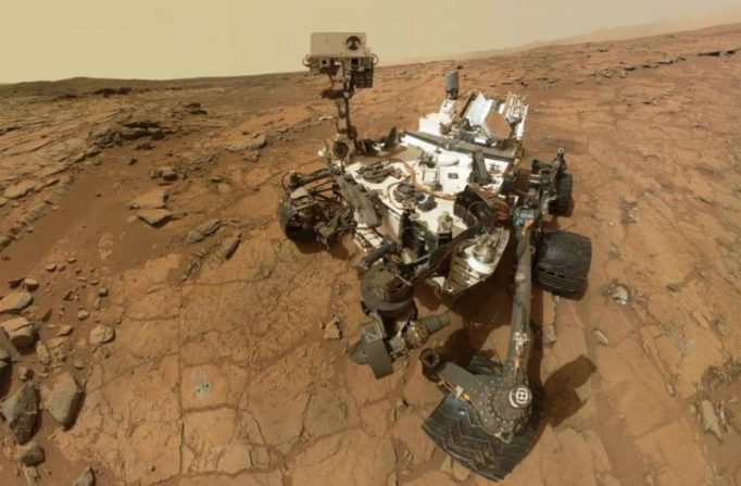 Autoretrato de la Mars Rover Curiosity sobre el suelo marciano