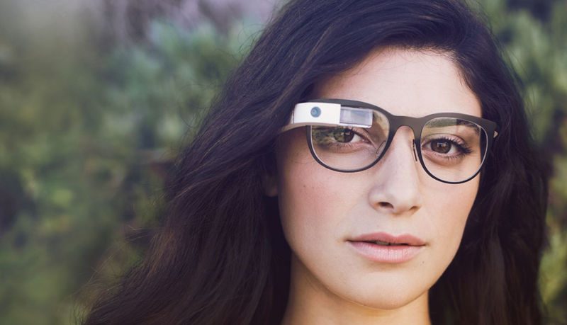 Mujer con gafas Google Glass