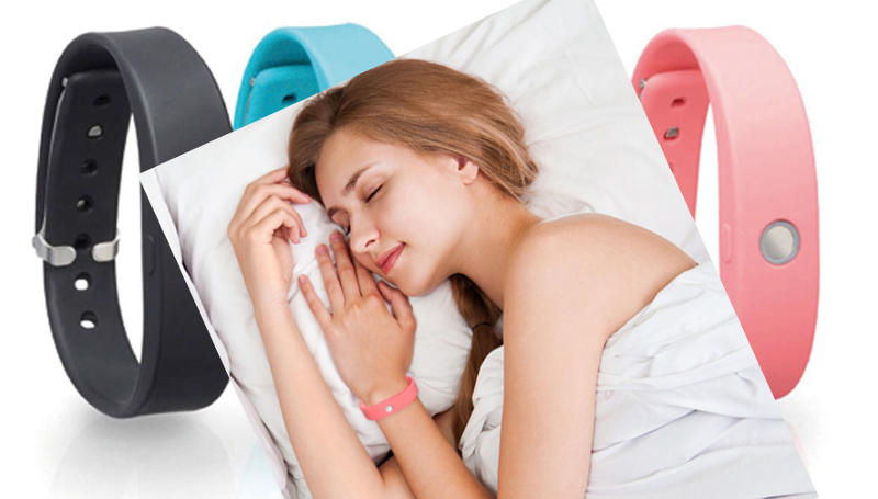 Pulseras Toshiba Weram en imagen de fondo y mujer durmiendo con pulsera