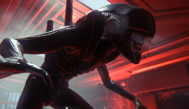 Alien avanza amenazante hacia su atemorizada víctima - captura de Alien Isolation