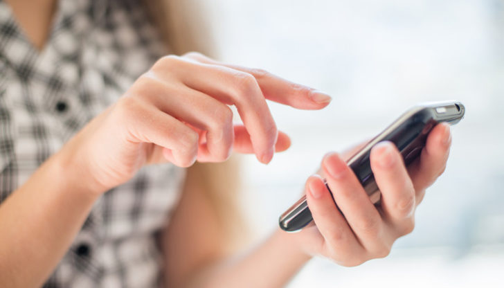 Mujer operando smartphone