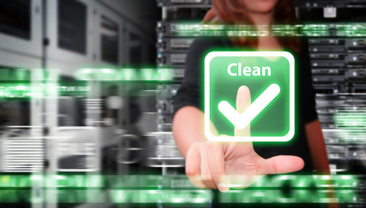 Mujer con escritorio virtual limpia sistema atacado por virus y hackers