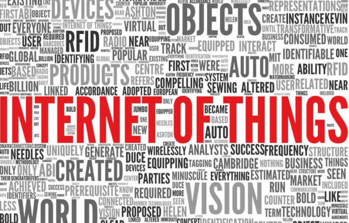 Distintos textos en inglés, con tipografía en color negro. Destaca, en tipografía roja, Internet of Things