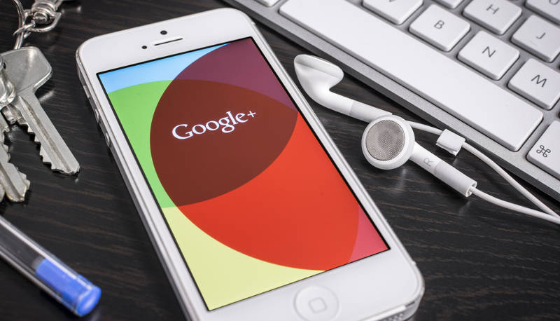 Fotografía de smartphone con logotipo de Google en su pantalla