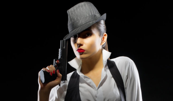 Atractiva mujer con sombrero negro, en alusión a Black Hat