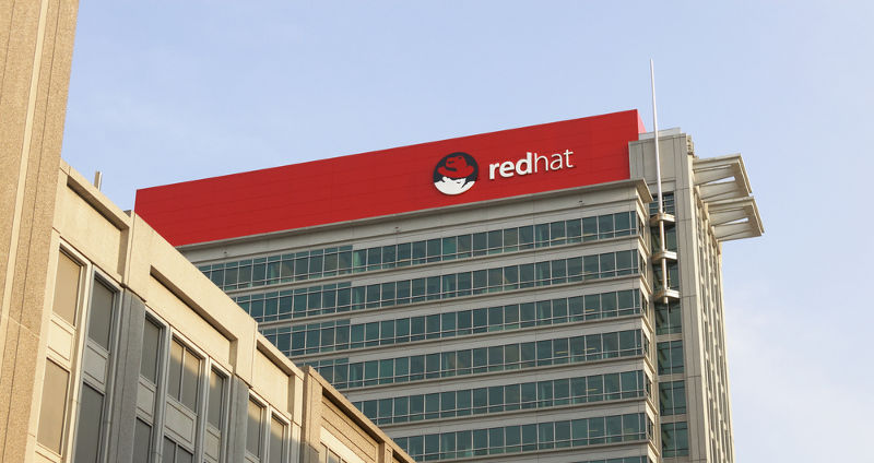 Edificio muestra el logotipo de RedHat
