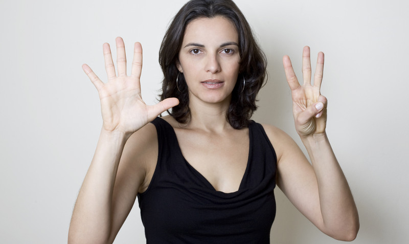 Mujer muestra ocho dedos de sus manos