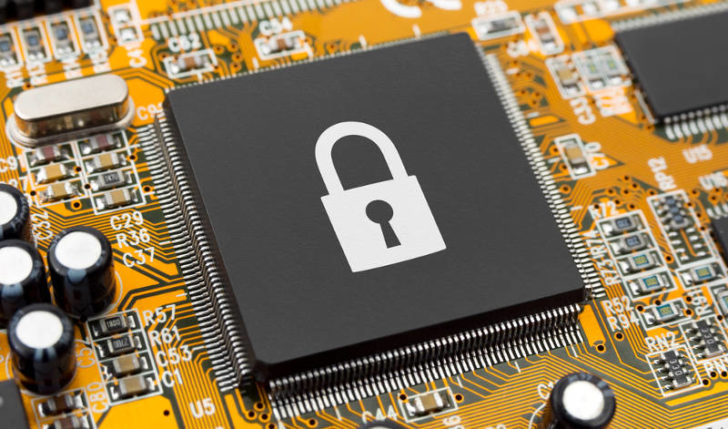 Placa con chip incrustado, que luce un candado