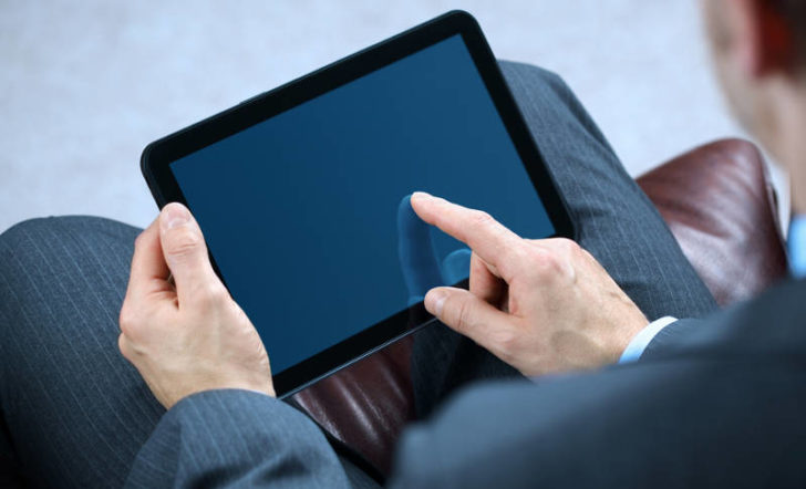 Ejecutivo opera tableta