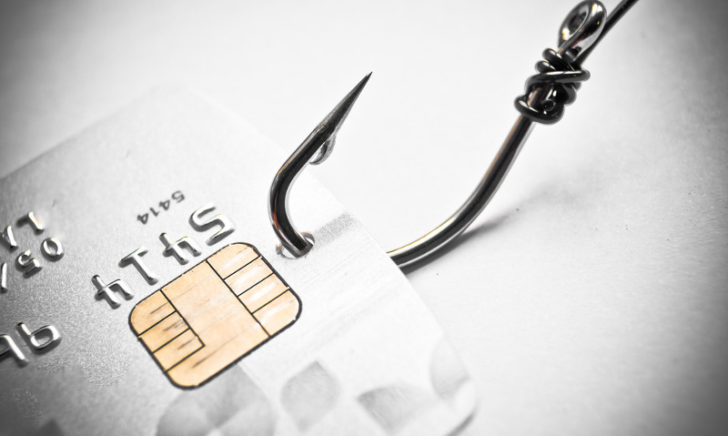 Concepto de phishing: Tarjeta de crédito sujeta con anzuelo