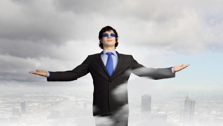 Hacker todopoderoso posado sobre nubes con paisaje urbano de fondo