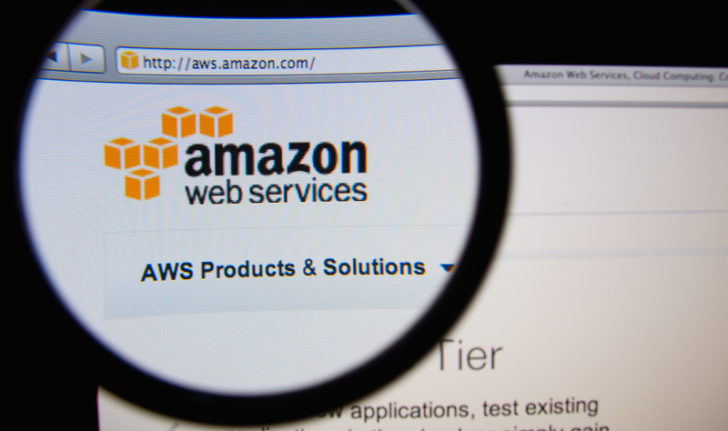 Sitio de Amazon Web Services visto con una lupa
