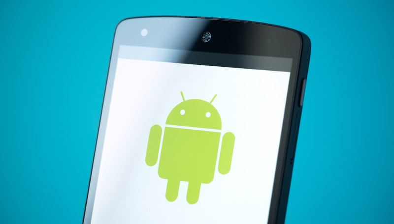 Google Nexus 5 con Android 4.4, con logotipo de Android en la pantalla