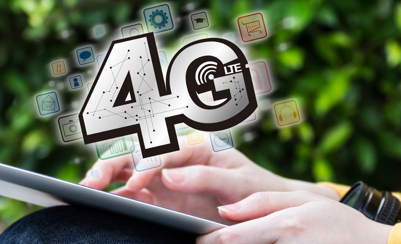 Mujer joven se conecta a 4G mediante su tableta