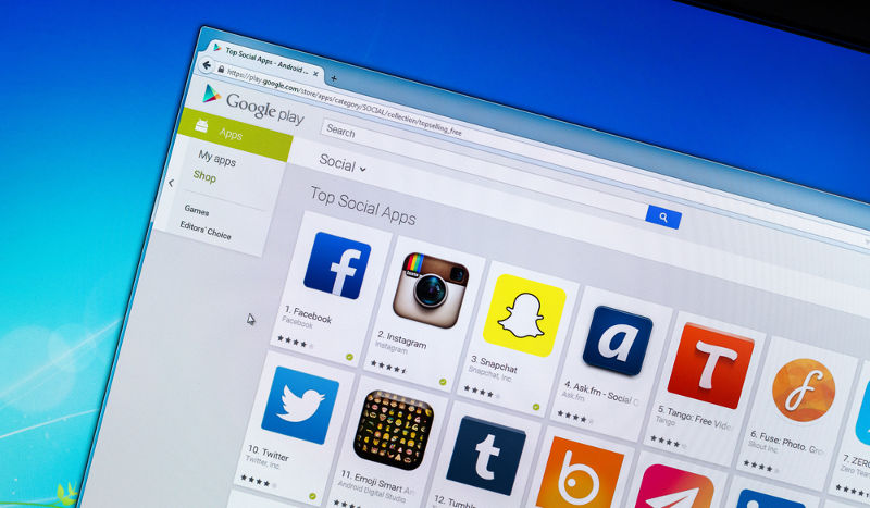 Google Play Store en monitor de PC , mostrando una selección de apps sociales