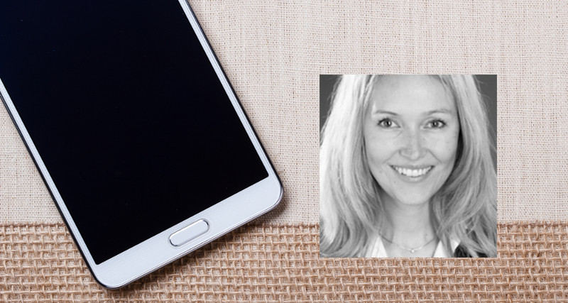 Smartphone blanco con pantalla apagada sobre textil y fotografía de Annette Zimmermann, analista de Gartner