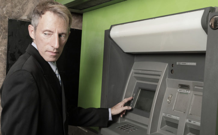 usuario sospechoso en cajero automatico atm