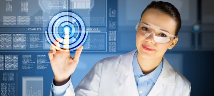 Doctora con pantalla virtual