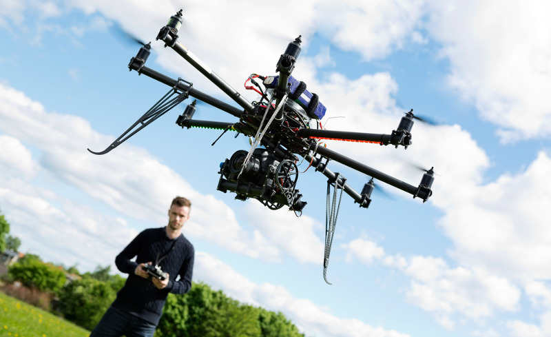 Técnico operando vehículo aéreo no tripulado - dron
