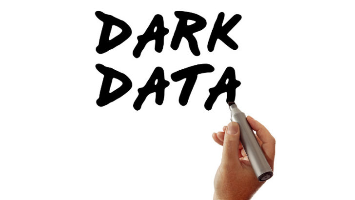 Mano escribiendo dark data - datos oscuros