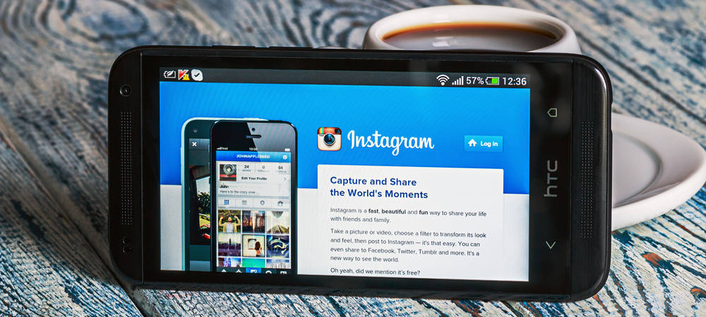 Smartphone con Instagram sobre mesa con taza de cafe